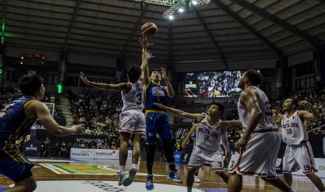 Pebasket Satria Muda Pertamina Jakarta Laurentius Steven Oei (ketiga kiri) berusaha memasukkan bola saat dihadang sejumlah pebasket Pelita Jaya Bakrie Jakarta pada pertandingan final gim 1 IBL 2022 di Gor C-Tra Arena, Bandung, Jawa Barat, Sabtu (27/8/2022). Satria Muda  berhasil mengalahkan Pelita Jaya dengan skor 95-87. 