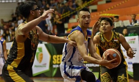 Pebasket Satria Muda Pertamina Jakarta Muhammad Rizal (tengah) mencoba melewati dua pebasket Bima Perkasa Jogja M Saroni (kiri) dan Modestus Utu (kanan) pada pertandingan basket Indonesian Basketball League (IBL) Seri III di GOR Sahabat Semarang, Jawa Teng