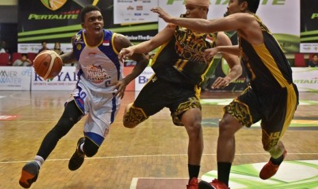 Pebasket Satria Muda Pertamina Jakarta Tyreek Jewell (kiri) berupaya melewati hadangan dua pebasket Bima Perkasa Jogja M Alan (tengah) dan Yanuar Dwi (kanan) pada pertandingan basket Indonesian Basketball League (IBL) Seri III di GOR Sahabat Semarang.