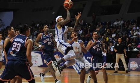 Pebasket Satria Muda Pertamina Jamarr Andre Johnson melakukan lay up melewati hadangan pemain Pelita Jaya pada pertandingan final pertama IBL 2018 di Britama Arena, Kelapa Gading, Jakarta Utara, Kamis (19/4) malam.