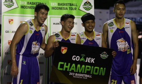 Pebasket Satria Muda Pertamina memegang plakat juara usai mengalahkan Stapac Jakarta dalam pertandingan Final Turnamen IBL 3x3 di Malang, Jawa Timur, Minggu (22/7) malam.