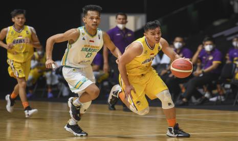 Pebasket Satya Wacana Salatiga Irwanto (kiri) membayangi pergerakan dari pebasket Tangerang Hawks Basketball Club Danny Ray (kanan) dalam pertandingan lanjutan Indonesia Basket League (IBL) 2022 di Hall Basket, Kompleks Gelora Bung Karno (GBK), Senayan, Jakarta, Jumat (4/3/2022). Satya Wacana Salatiga mengalahkan Tangerang Hawks Basketball Club dengan skor 66 -62.