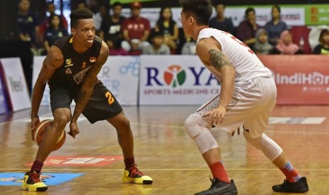 Pebasket Satya Wacana Salatiga Jarron Crump (kiri) mencoba mengecoh pebasket Pacific Caesar Surabaya Reiner Hutasoit (kanan), pada pertandingan basket Indonesian Basketball League (IBL) Seri III di GOR Sahabat Semarang, Jawa Tengah, Sabtu (11/2). Pacific C