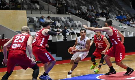 Pebasket Selandia Baru Flynn Cameron (tengah) berusaha melewati hadangan pebasket tim nasional Lebanon dalam laga babak penyisihan Grup D FIBA Asia Cup 2022 di Istora Gelora Bung Karno, Senayan, Jakarta, Jumat (15/7/2022). Lebanon menang atas Selandia Baru dengan skor 87-72. 