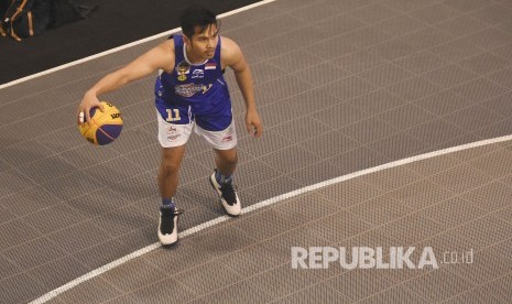 Pebasket SM Pertamina Audy Bagastyo (kiri) melakukan dribbling pada pertandingan IBL GO-JEK 3X3 Basketball Series IV di 23 Paskal Shopping Centre, Kota Bandung, Sabtu (27/7). 