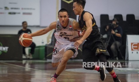 Pebasket Stapac Jakarta, Agassi Yeshe Goantara (kiri) berusaha melewati hadangan pebasket Hangtuah, Selvy Rondonuwu (kanan) pada Turnamen Pramusim Indonesian Basketball League (IBL) di Gor Sritex Arena, Solo, Jawa Tengah, Rabu (17/10/2018).