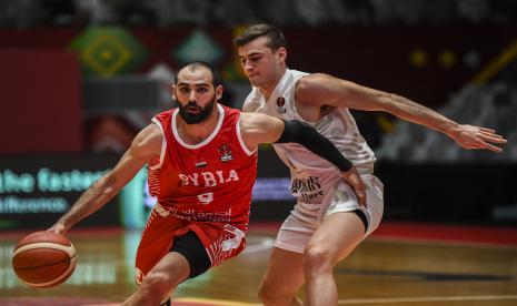 Pebasket Suriah Isshak Oubeid (kiri) berusaha melewati hadangan pebasket Selandia Baru Taine Murray (kanan) saat bertanding pada babak penyisihan perempatfinal FIBA Asia Cup 2022, di Istora Gelora Bung Karno, Senayan, Jakarta, Selasa (19/7/2022). Selandia Baru menang atas Suriah dengan skor 97-58. 