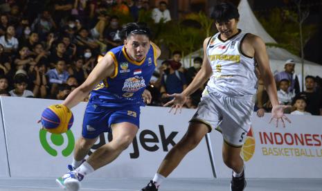 Pebasket tim Satria Muda Pertamina Jakarta Avan Seputra (kiri) berusaha melewati pebasket tim Bima Perkasa Jogja Restu Dwi (kanan) saat pertandingan Final kategori Elite IBL 3x3 Series 1 2022 di kawasan Kuta, Badung, Bali, Ahad (4/9/2022). Satria Muda Pertamina Jakarta berhasil menjadi juara kategori Elite IBL 3x3 Series 1 2022 usai mengalahkan Bima Perkasa Jogja dengan skor 21-11. 