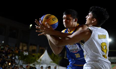 Pebasket tim Satria Muda Pertamina Jakarta Kevin Yonas Sitorus (kiri) berebut bola dengan pebasket tim Bima Perkasa Jogja Ikram Fadhil (kanan) saat pertandingan Final kategori Elite IBL 3x3 Series 1 2022 di kawasan Kuta, Badung, Bali, Ahad (4/9/2022). Satria Muda Pertamina Jakarta berhasil menjadi juara kategori Elite IBL 3x3 Series 1 2022 usai mengalahkan Bima Perkasa Jogja dengan skor 21-11. 