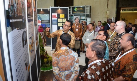 Pebi Purwo Suseno dari Kementan sedang menjelaskan tentang Implementasi One Health di Indonesia, mulai dari aspek prevent, detect, dan juga respond kepada peserta Zoonotic Diseases Action Packages dalam acara Global Health Security Agenda (GHSA) Ministerial Meeting