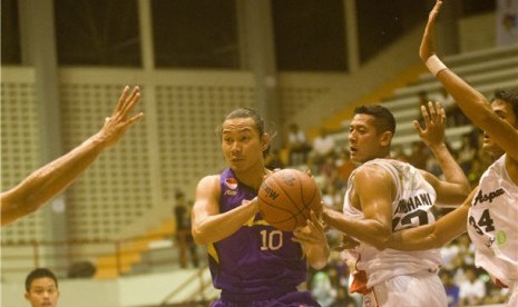 Pebola basket Dell Aspac Jakarta (putih) dalam pertandingan seri ke-IV National Basketball League (NBL) di Sritex Arena, Solo, Jawa Tengah. (ilustrasi) 