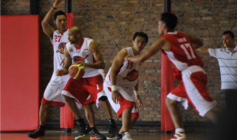 Pebola basket Indonesia Warriors melakukan latihan. (ilustrasi) 