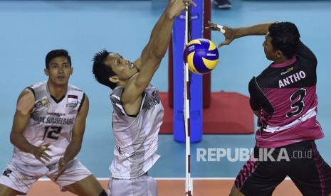 Pebola voli Indonesia 1Antho Bertiawan (kanan) berusaha menembus blok dari pebola voli Indonesia 2 Mahfud Nurcahyadi (kedua kiri) pada final bola voli 18th Asian Games Invitation Tournament di Tennis Indoor Senayan, Jakarta, Kamis (15/2).