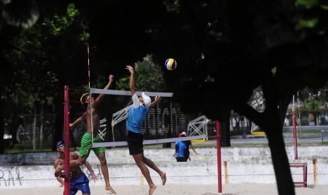 Pebola voli pantai Indonesia Rendy Verdian (tengah) yang berpasangan dengan Kapten tim Voli Pantai Indonesia Ade Chandra Rachmawan (kiri) melepaskan tembakan dengan dihadang rekannya Fahriansyah saat mengikuti pelatnas di Lapangan Voli Pantai Kawasan Gtadi