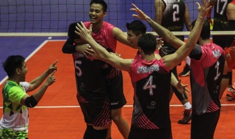 Pebola voli putra Jakarta Pertamina Energi meluapkan kegembiraan usai berhasil mencetak angka dari tim voli putra Palembang Bank Sumsel Babel pada pertandingan Final Four Putaran Pertama Proliga 2017 di Gor Sritex Arena, Solo, Jawa Tengah, Sabtu (8/4).