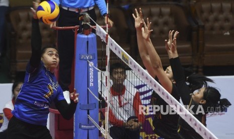 Pebola voli putri Bandung Bank BJB Pakuan Aprilia S Manganang (kiri) melakukan spike dan berusaha diblok pebola voli putri Jakarta BNI Taplus Putri Andya Agustina (kanan) dan Yolla Yuliana (tengah) dalam pertandingan Proliga putaran pertama minggu ketiga di GOR Tri Dharma, Gresik, Jawa Timur, Jumat (2/2).