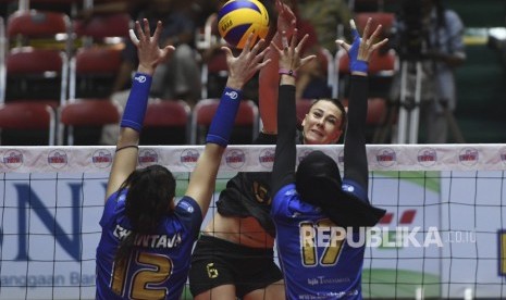 Pebola voli putri Bandung Bank BJB Pakuan Wilda S Sugandi (kanan) dan Chantava Evangelia (kiri) berusaha memblok spike dari pebola voli putri Jakarta BNI Taplus Kamenova (tengah) dalam pertandingan Proliga putaran pertama minggu ketiga di GOR Tri Dharma, Gresik, Jawa Timur, Jumat (2/2). 