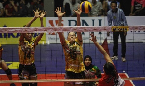 Pebola voli putri Gresik Petrokimia Poppy Anis (kiri) dan Veronica Angeloni (kanan) berusaha menahan smes pebola voli putri Jakarta Pertamina Energi Legisya Nur Aisyah pada pertandingan Final Four Putaran Pertama Proliga 2017 di Gor Sritex Arena, Solo, Jawa Tengah, Jumat (7/4). 