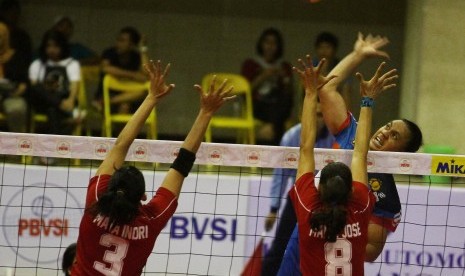 Pebola voli putri Jakarta Elektrik PLN, Maya Kurnia Indri (kiri) dan Maria Jose (tengah) berusaha menahan smes dari pevoli Jakarta PGN Popsivo Polwan, Amasya Manganang (kanan) dalam pertandingan Proliga 2017 Putaran Kedua Minggu Ketiga di GOR Ken Arok, Malang, Jatim, Ahad (19/3). 