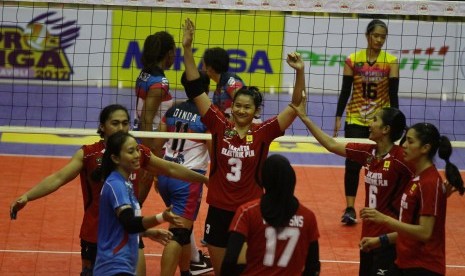 Pebola voli putri Jakarta Elektrik PLN melakukan selebrasi usai mengalahkan tim voli putri Jakarta PGN Popsivo Polwan dalam pertandingan Proliga 2017 Putaran Kedua Minggu Ketiga di GOR Ken Arok, Malang, Jatim, Ahad (19/3).