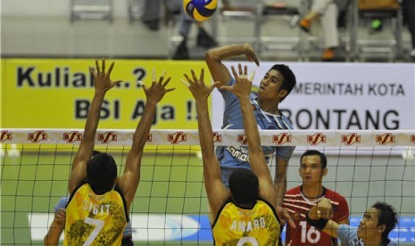  Pebola voli Semarang Bank Jateng, Sigit Hermanto (kiri) dan Aurivama Da Silva (kanan), berusaha mengeblok bola dari pebola voli Surabaya Samator, Rendy Febriant Tamamilang, pada putaran I seri 3 Proliga 2012 di GOR Bontang Lestari, Bontang, Kalimantan Tim