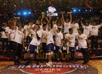 Pebolabasket Satria Muda Britama Jakarta, meluapkan kegembiraannya setelah menjadi juara pertama Championship Series NBL.