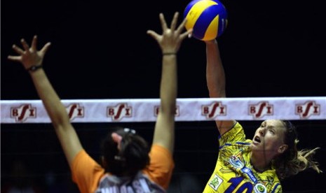 Pebolavoli putri Gresik Petrokimia, Mirjana Djuric (kanan), melepaskan smes dicoba diblok pebolavoli Jakarta BNI 46, Wilda Siti, pada pertandingan Proliga 2013 di Gelanggang Olahraga Remaja (GOR) Tri Dharma, Gresik, Jatim, Sabtu (23/3). 