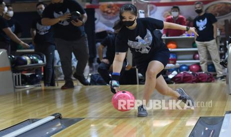 Peboling putri Sharon Adelina Limansantoso mengikuti Pemusatan Latihan Nasional (Pelatnas) Sea Games Vietnam cabang boling di Jaya Ancol Bowling Center, Jakarta, Jumat (8/4/2022). Timnas Boling Indonesia akan menerjunkan delapan atletnya ke enam nomor yang dipertandingkan dalam Sea Games di Hanoi pada Mei mendatang dengan target dua medali emas. 