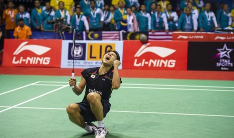 Pebulu tangis tunggal putra Jepang, Takuma Ueda, melakukan selebrasi setelah menaklukkan pebulu tangkis Malaysia, Daren Liew, dalam laga kelima final Piala Thomas 2014 di Siri Fort Sports Complex, New Delhi, India, Minggu (25/5). 