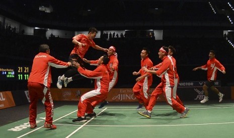 Pebulu tangkis beregu putra Indonesia Ihsan Maulana Mustofa (kedua kiri) melakukan selebrasi bersama rekan-rekannya seusai mengalahkan pe bulu tangkis Malaysia Lee Zii Jia pada final bulu tangkis beregu putra SEA Games XXIX Kuala Lumpur, di Axiata Arena, Kompleks Stadion Bukit Jalil, Kuala Lumpur, Malaysia, Kamis (24/8).