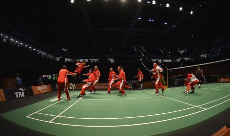 Pebulu tangkis beregu putra Indonesia Ihsan Maulana Mustofa (kedua kiri) melakukan selebrasi bersama rekan-rekannya seusai mengalahkan pebulu tangkis Malaysia Lee Zii Jia pada final bulu tangkis beregu putra SEA Games XXIX Kuala Lumpur, di Axiata Arena, Kompleks Stadion Bukit Jalil, Kuala Lumpur, Malaysia, Kamis (24/8).