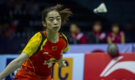 Pebulu tangkis Cina, Wang Shixian, berusaha mengembalikan kok ke arah pebulu tangkis Jepang, Sayaka Takahashi, dalam laga ketiga final Piala Uber 2014 di Stadion Bulu Tangkis, Siri Fort Sports Complex, New Delhi, India, Sabtu (24/5) malam. Shixian berhasil