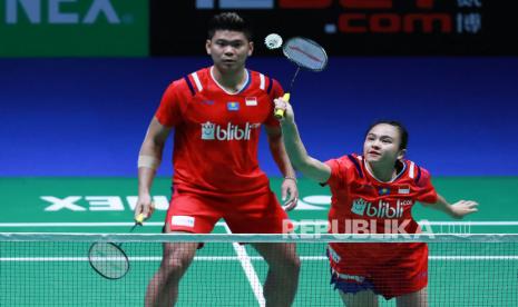 Pebulu tangkis ganda campuran Indonesia Melati Daeva Oktavianti (kanan) dan rekannya Praveen Jordan.