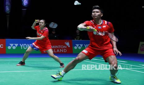 Pebulu tangkis ganda campuran Indonesia Praveen Jordan (kanan) dan rekannya Melati Daeva Oktavianti menjuarai All England 2020.