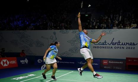 Pebulu tangkis ganda campuran Indonesia Praveen Jordan (kanan) dan Melati Daeva Oktavianti mengembalikan kok ke arah pebulu tangkis ganda campuran Skotlandia Adam Hall/Julie Macpherson dalam babak 32 besar Indonesia Open 2022 di Istora Senayan, Jakarta, Rabu (15/6/2022). Praveen/Melati berhasil melaju babak selanjutnya setelah menang 21-6, 21-18. 