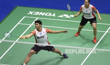 Pebulu tangkis ganda campuran Indonesia Praveen Jordan (kiri) dan Melati Daeva Oktavianti (kanan) mengembalikan kok ke arah pebulu tangkis Inggris Chris Adcock dan Gabrielle Adcock pada babak penyisihan grup 1B Piala Sudirman 2019 di Guangxi Sports Center Gymnasium, Nanning, China, Ahad (19/5/2019). 