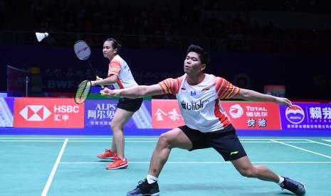 Pebulu tangkis ganda campuran Indonesia Praveen Jordan yang berpasangan dengan Melati Daeva Oktavianti mengembalikan kok ke arah pebulu tangkis Taiwan Wang Chi-Lin dan Hsieh Pei Shan pada babak perempat final Piala Sudirman 2019 di Guangxi Sports Center Gymnasium, Nanning, China, Jumat (24/5/2019).