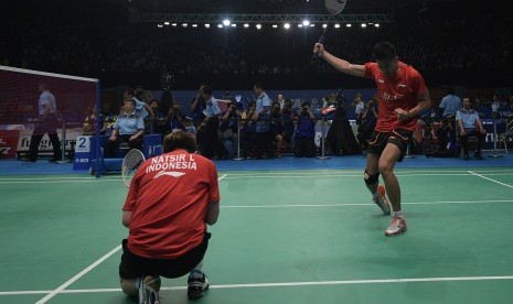 Pebulu tangkis ganda campuran Indonesia Tontowi Ahmad (kanan) dan Liliyana Natsir (kiri) melakukan selebrasi usai mengalahkan pebulu tangkis ganda campuran Korea Selatan Kim Dukyoung dan Kim Ha Na dalam babak pertama BCA Indonesia Open 2017 di Jakarta Convention Center, Jakarta, Selasa (13/6). 