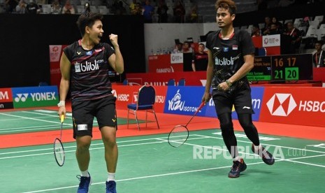 Pebulu tangkis ganda campuran Indonesia Tontowi Ahmad (kanan) dan Apriyani Rahayu berselebrasi usai mengalahkan pebulu tangkis Thailand Supak Jomkoh dan Supissara Paewsampran saat pertandingan putaran pertama (32 besar) Daihatsu Indonesia Masters 2020 di Istora Senayan, Jakarta, Selasa (14/1).