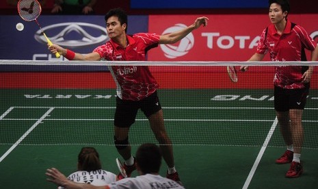 Pebulu tangkis ganda campuran Indonesia Tontowi Ahmad (kiri) dan Liliyana Natsir saat melawan ganda campuran Rusia Rodion Kargaev dan Ekaterina Bolotova pada Kejuaraan Dunia Total BWF World Championship 2015 di Istora Senayan, Jakarta, Selasa (11/8). 