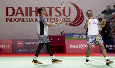 Pebulu tangkis ganda putra Indoenesia Fajar Alfian (kanan) dan Muhammad Rian Ardianto (kiri) berselebrasi usai menundukkan kompatriotnya Pramudya Kusumawardana dan Yeremia Rambitan pada babak 16 besar Daihatsu Indonesia Masters 2022 di Istora Senayan, Jakarta, Kamis (9/6/2022). Fajar/Rian melaju ke perempatfinal setelah memenangi pertandingan 16-21, 21-17 dan 21-13. 