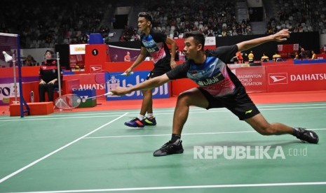 Pebulu tangkis ganda putra Indonesia Bagas Maulana (kanan) disaksikan rekannya Muhammad Shohibul Fikri mengembalikan kok ke arah pebulu tangkis ganda putra Jerman Jones Ralfy Jansen dan Peter Kaesbauer pada pertandingan babak pertama Daihatsu Indonesia Masters 2020 di Istora Senayan, Jakarta, Selasa (14/1/2020).