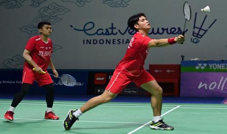 Pebulu tangkis ganda putra Indonesia Daniel Marthin (kanan) dan Leo Rolly Carnando mengembalikan kok ke arah pebulu tangkis Prancis Fabien Delrue/William Villeger dalam babak 32 besar Indonesia Open 2022 di Istora Senayan, Jakarta, Selasa (14/6/2022). Leo Rolly Carnando dan Daniel Marthin yang dijuluki The Babies berhasil melangkah babak 16 besar usai menang 21-16, 21-17