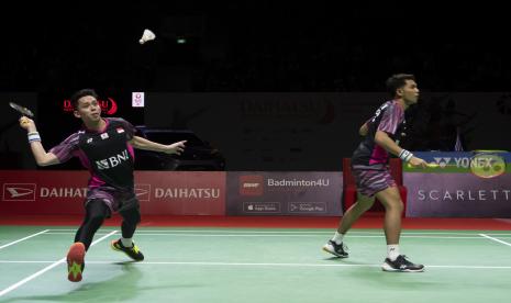 Pebulu tangkis ganda putra Indonesia Fajar Alfian (kanan) dan Muhammad Rian Ardianto (kiri) mengembalikan kok ke pebulu tangkis ganda putra Cina He Ji Ting dan Zhou Hao Dong pada babak semi final Daihatsu Indonesia Masters 2022 di Istora Senayan, Jakarta, Sabtu (11/6/2022). Pasangan Fajar-Rian melaju ke final menang dengan skor 21-17 dan 21-17. 