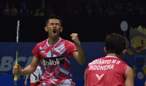 Pebulu tangkis ganda putra Indonesia Fajar Alfian (kiri) dan M Rian Ardianto meluapkan kegembiraan usai mengalahkan ganda putra Indonesia lainnya Ricky Karanda dan Angga Pratama pada babak kedua Indonesia Terbuka 2017 di Jakarta Convention Center, Jakarta, Kamis (15/6).