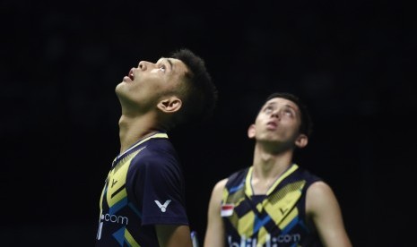 Pebulu tangkis ganda putra Indonesia Fajar Alfian (kiri) dan M Rian Ardianto mengamati arah kok ketika bertanding melawan ganda putra Denmark Mathias Boe dan Carsten Mogensen dalam semifinal BCA Indonesia Open 2017 di Jakarta Convention Center, Jakarta, Sabtu (17/6). 