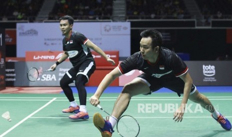 Pebulu tangkis ganda putra Indonesia Hendra Setiawan (kanan) dan Mohammad Ahsan menyumbang angka di Piala Sudirman saat menghadapi Denmark. (ilustrasi)