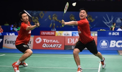 Pebulu tangkis ganda putra Indonesia Hendra Setiawan (kiri) dan Bong Heon Tan asal Malaysia berusaha mengembalikan kok ke arah ganda putra Jepang Hiroyuki Endo dan Yuta Wanatabe pada babak pertama BCA Indonesia Open 2017 di Jakarta Convention Center, Jakarta, Rabu (14/6). 