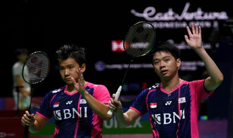 Pebulu tangkis ganda putra Indonesia Kevin Sanjaya Sukamuljo (kanan) dan Marcus Fernaldi Gideon turun dari peringkat satu BWF.