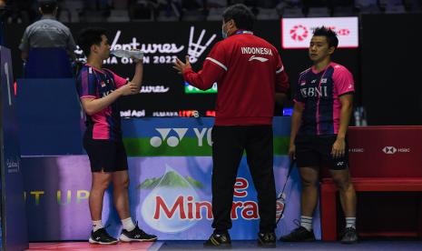 Pebulu tangkis ganda putra Indonesia Kevin Sanjaya Sukamuljo (kiri) dan Marcus Fernaldi Gideon (kanan) mendengarkan arahan pelatih Herry Iman Pierngadi dalam sebuah laga beberapa waktu lalu.